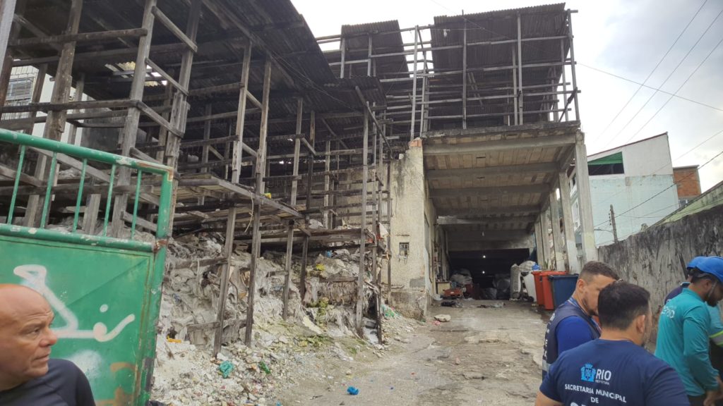 Operação conjunta entre PM, Civil e prefeitura do Rio mira ferro-velhos que recebem materiais roubados na Mangueira