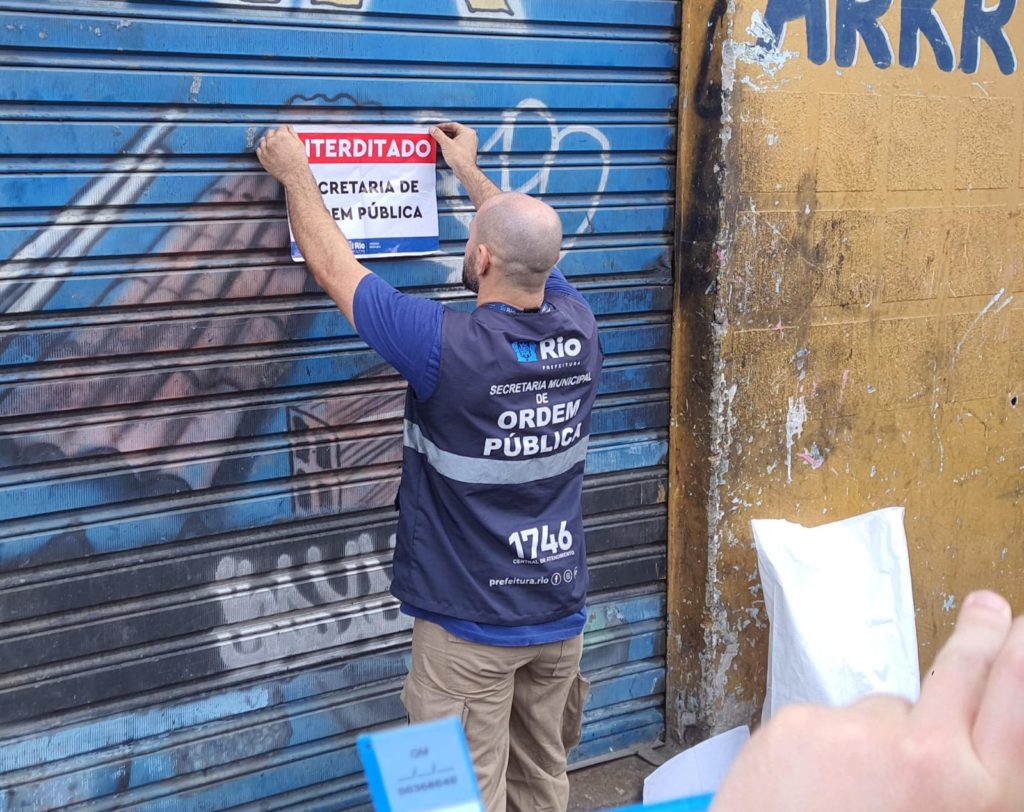 Operação conjunta entre PM, Civil e prefeitura do Rio mira ferro-velhos que recebem materiais roubados na Mangueira