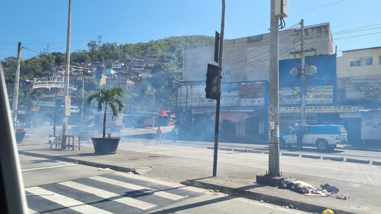 [VÍDEOS] Manifestação interdita o trânsito na Praça Seca, Zona Oeste do Rio (Foto: Divulgação)