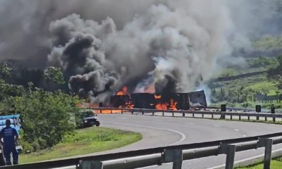 Caminhão tomba, pega fogo e provoca interdição total da BR 101, em Casimiro de Abreu (Foto: Divulgação)