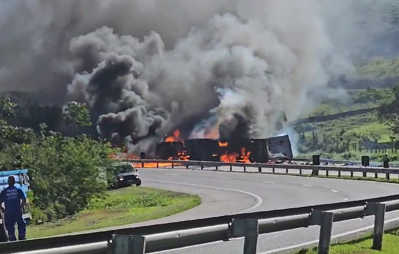 Caminhão tomba, pega fogo e provoca interdição total da BR 101, em Casimiro de Abreu (Foto: Divulgação)
