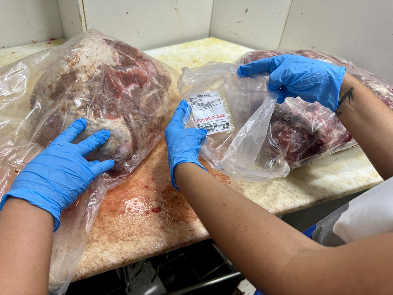 Procon e Polícia Civil descartam mais de 400 KG de alimentos impróprios na Baixada Fluminense e no Centro do Rio (Foto: Divulgação)