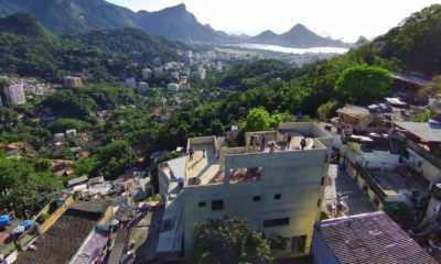 Mansão do tráfico da Rocinha é demolida por agentes da prefeitura do Rio