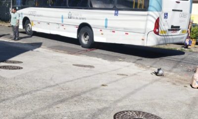 Motociclista morre após colidir com ônibus em Quintino, na Zona Norte do Rio (Foto: Reprodução)