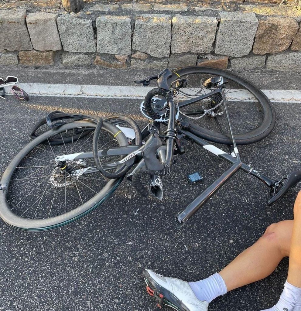 Polícia tenta localizar motorista que atropelou ciclistas na Barra