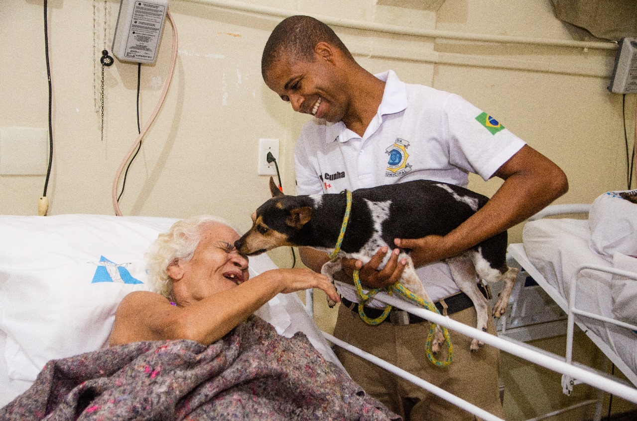 Cachorro da Guarda Municipal visita os idosos do Abrigo Cristo Redentor do Governo do Estado (Foto: Divulgação)