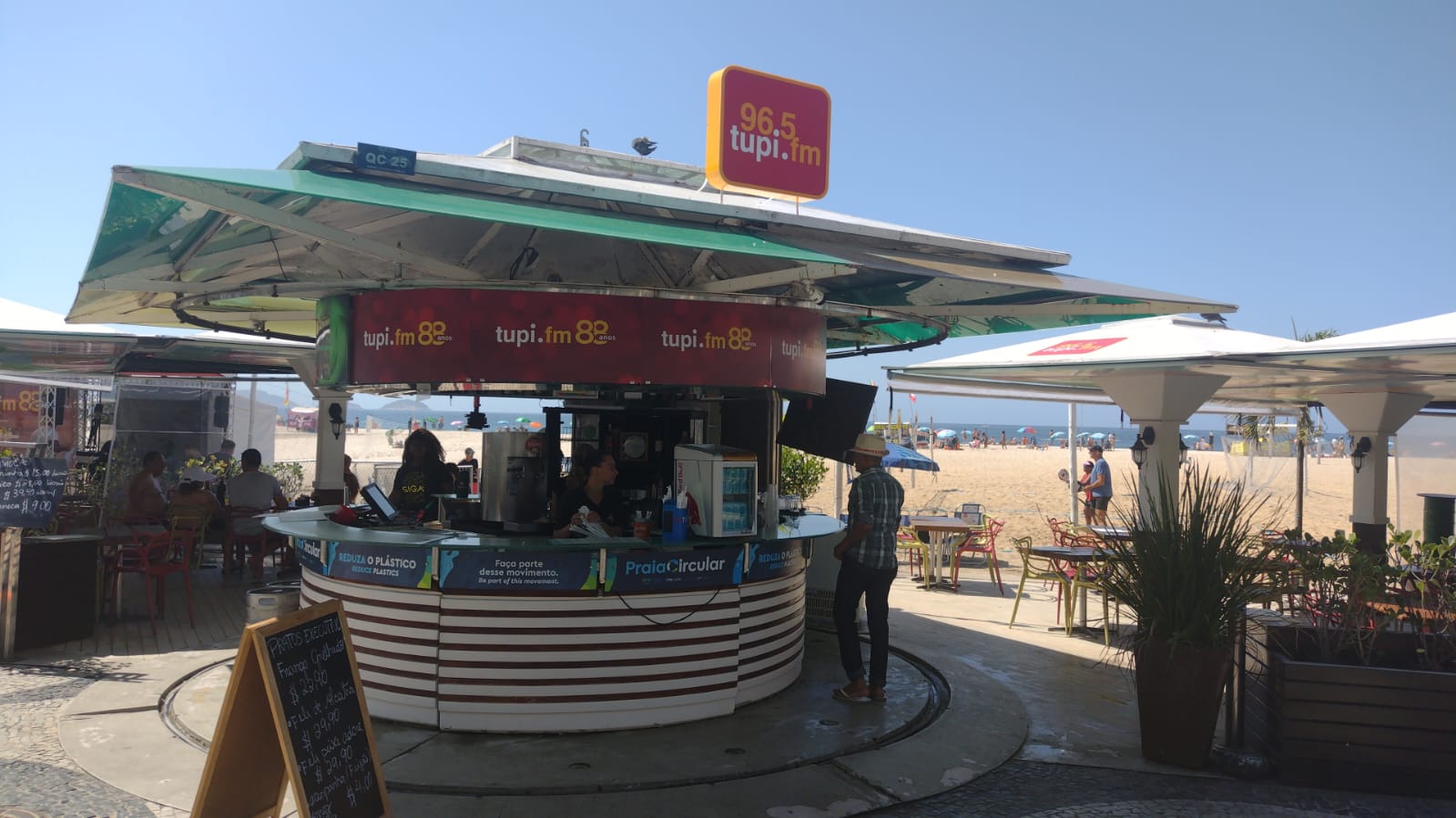 Quiosque de Copacabana segue com celebrações pelos 88 anos da Rádio Tupi (Foto: Thalyson Martins/ Super Rádio Tupi)
