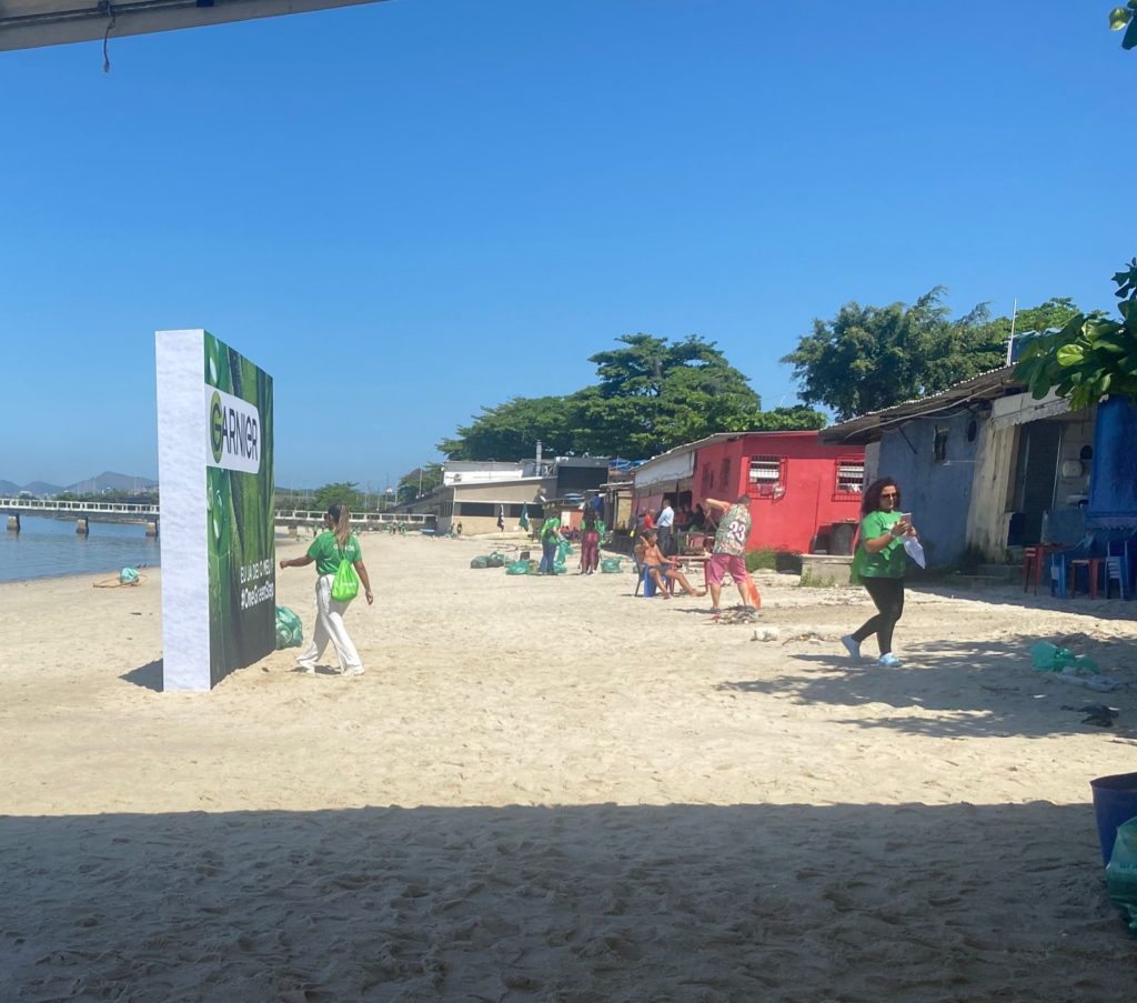 Ilha do Governador recebe mutirão de limpeza na Praia Belo Jardim (Foto: Myllena Viana/ Super Rádio Tupi)