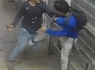 Um dos criminosos utiliza faca para cometer o crime contra jovem dentro da estação do BRT