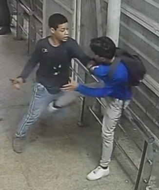 Um dos criminosos utiliza faca para cometer o crime contra jovem dentro da estação do BRT
