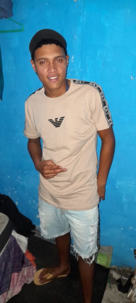 Wesley Barbosa de Carvalho, de 17 anos, estava indo trabalhar quando foi baleado, em Cordovil