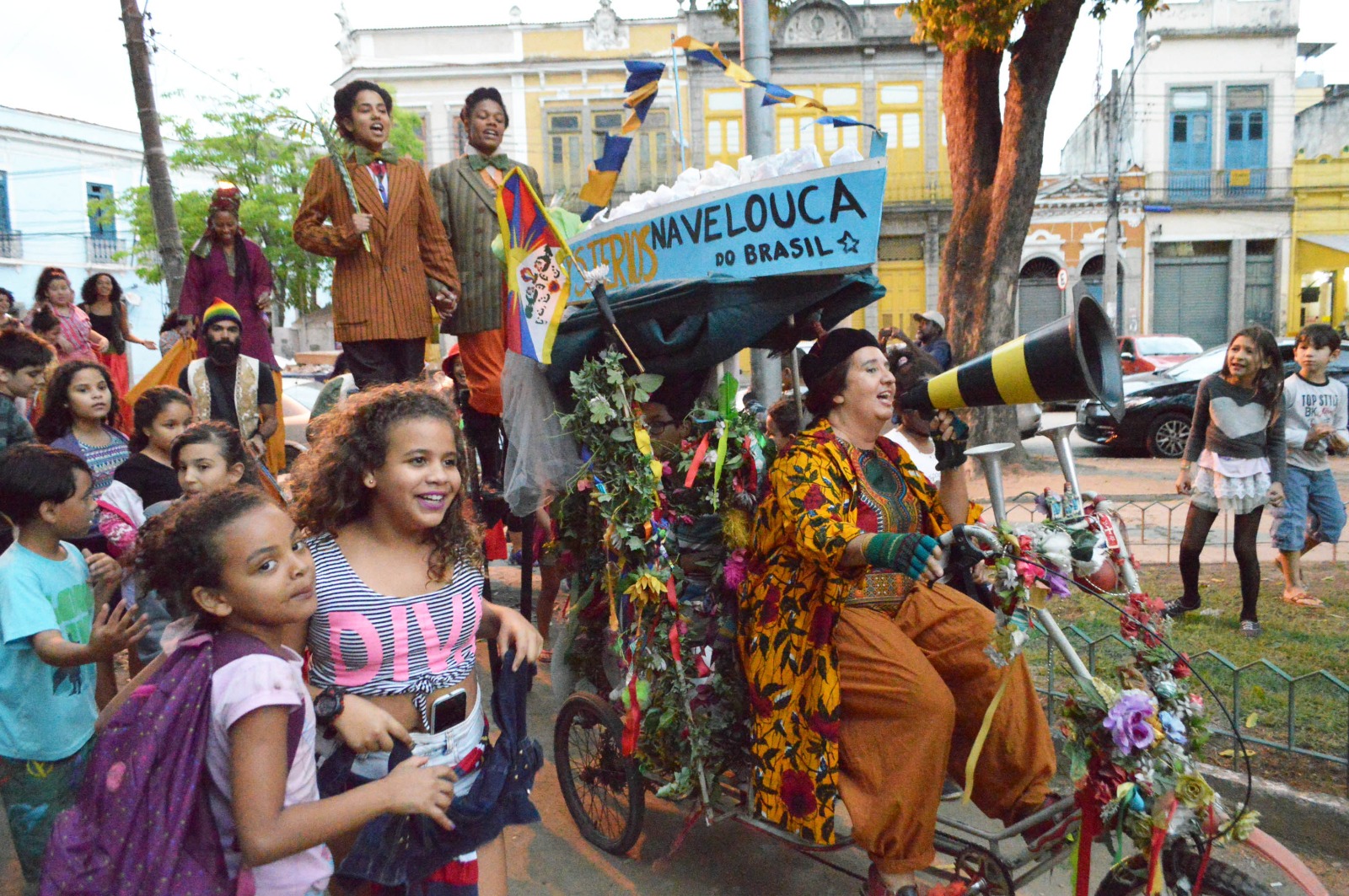 Grande Companhia Brasileira de Mystérios e Novidades realiza ação para celebrar 'São Cosme e São Damião' (Foto: Divulgação)