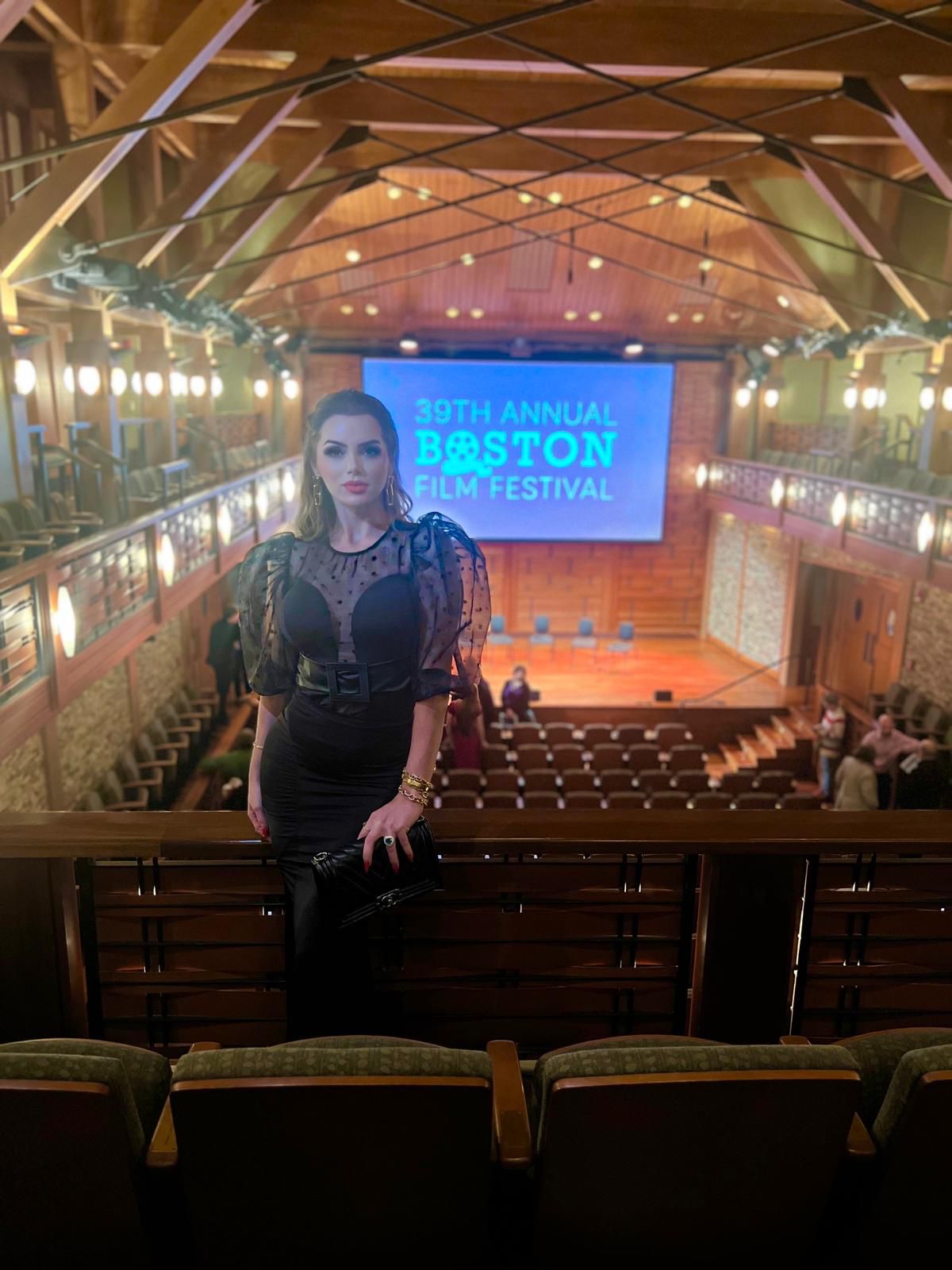 Thalita Zampirolli combina vestido longo com bolsa de grife de U$S 9 mil em première (Foto: Divulgação)