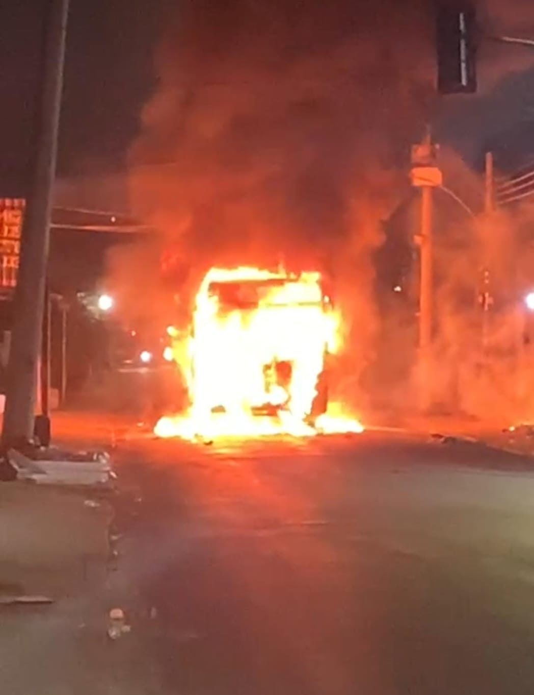 Ônibus icendiado na Zona Norte do Rio