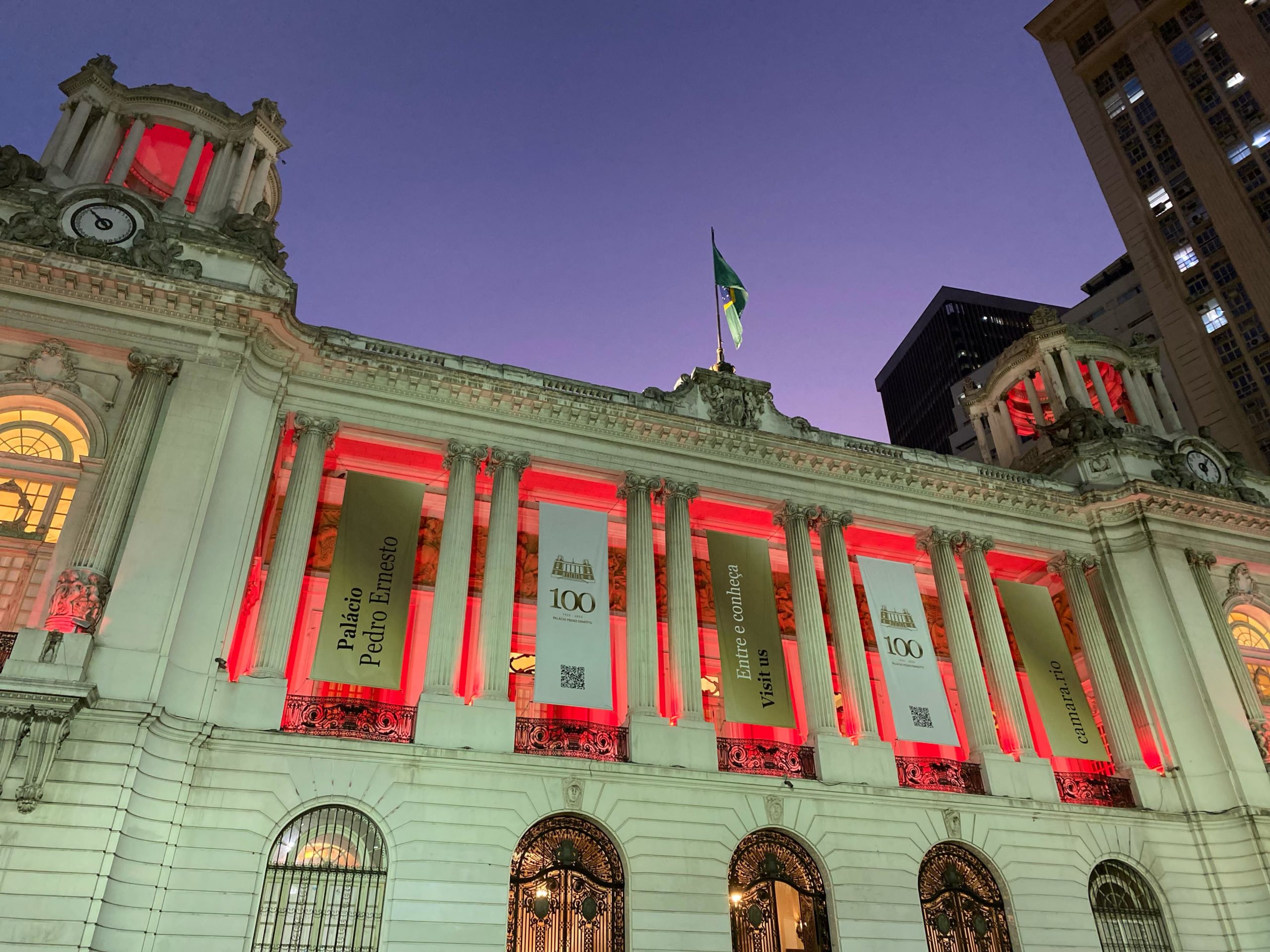 Câmara Municipal do Rio é iluminada de vermelho em homenagem aos 88 anos da Super Rádio Tupi (Foto: Ieda Nascimento/ Super Rádio Tupi)