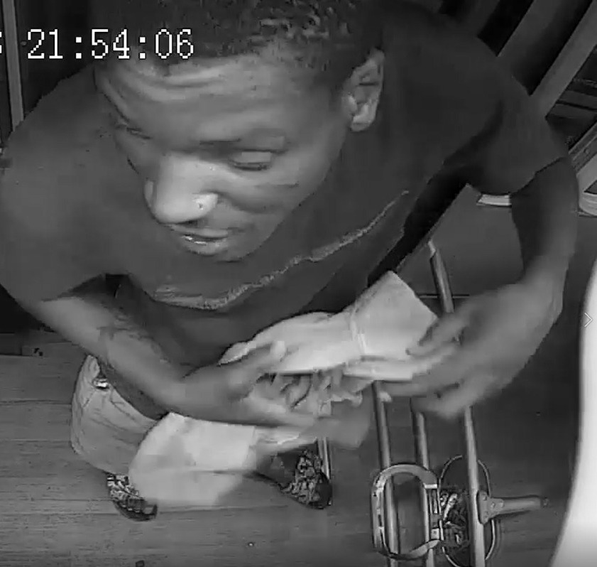 Vândalo que tentava arrancar lixeira do BRT é preso