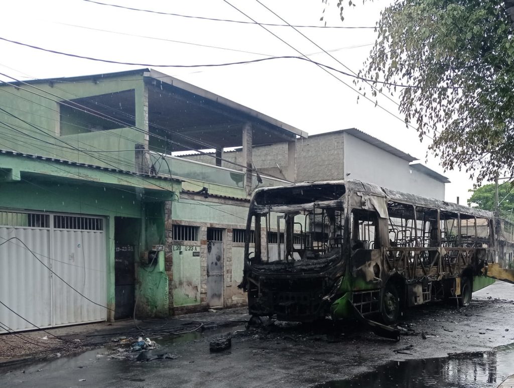 Bairro de Caxias onde ônibus foram incendiados, sofre com falta de luz