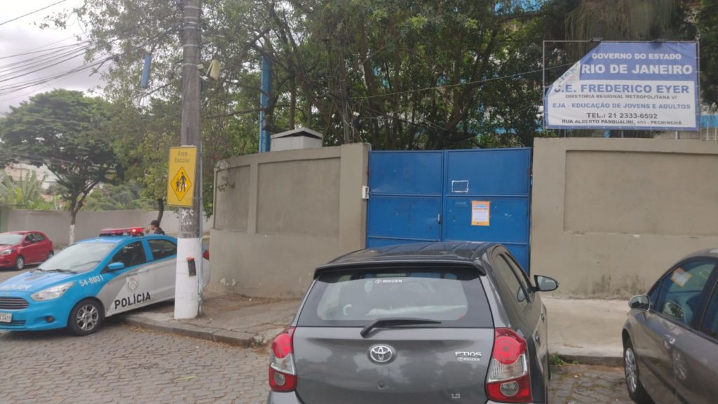 Professora é assaltada e agredida na porta da Escola Municipal General João Mendonça, no Pechincha, na Zona Oeste do Rio