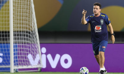 Fernando Diniz comandando treino da Seleção em Belém