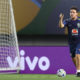 Fernando Diniz comandando treino da Seleção em Belém