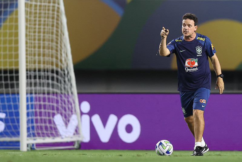 Fernando Diniz comandando treino da Seleção em Belém