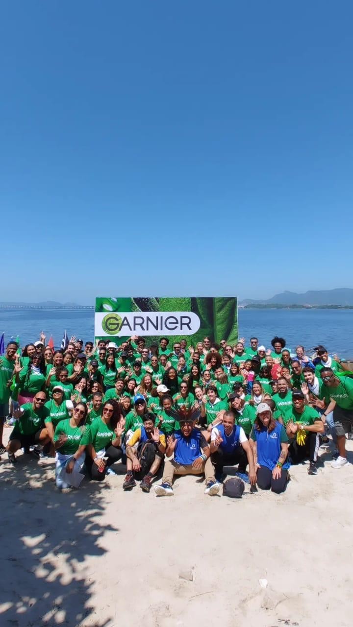mutirão de limpeza em praia na Ilha do Governador