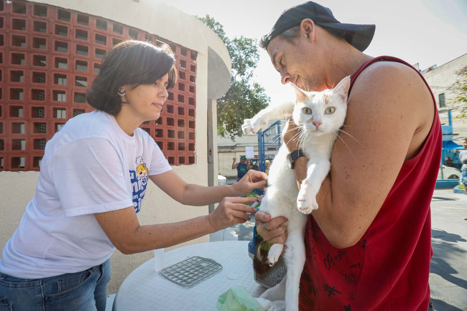 Campanha de Vacinação Antirrábica na Zona Norte do Rio (Foto: Edu Kapps/SMS-Rio)