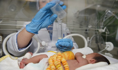 bebê sendo amamentado com recursos do banco de leite no hospital dos servidores