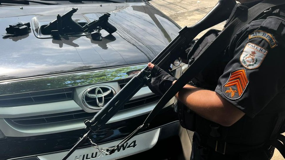 pistolas apreendidas com o chefe da milícia de São João de Meriti