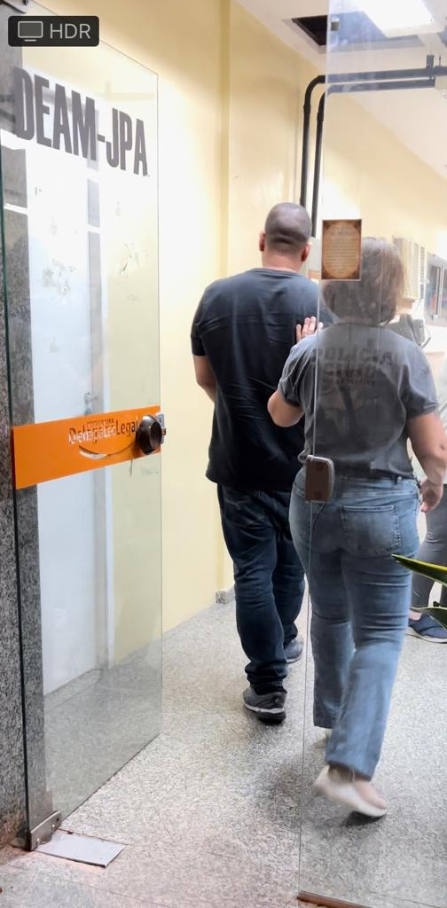 guarda municipal preso por agentes da Deam de Jacarepaguá após agredir ex-companheira