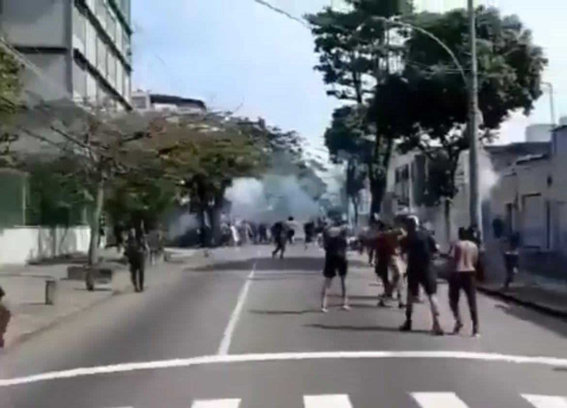 briga entre torcedores de Botafogo e Flamengo na Penha