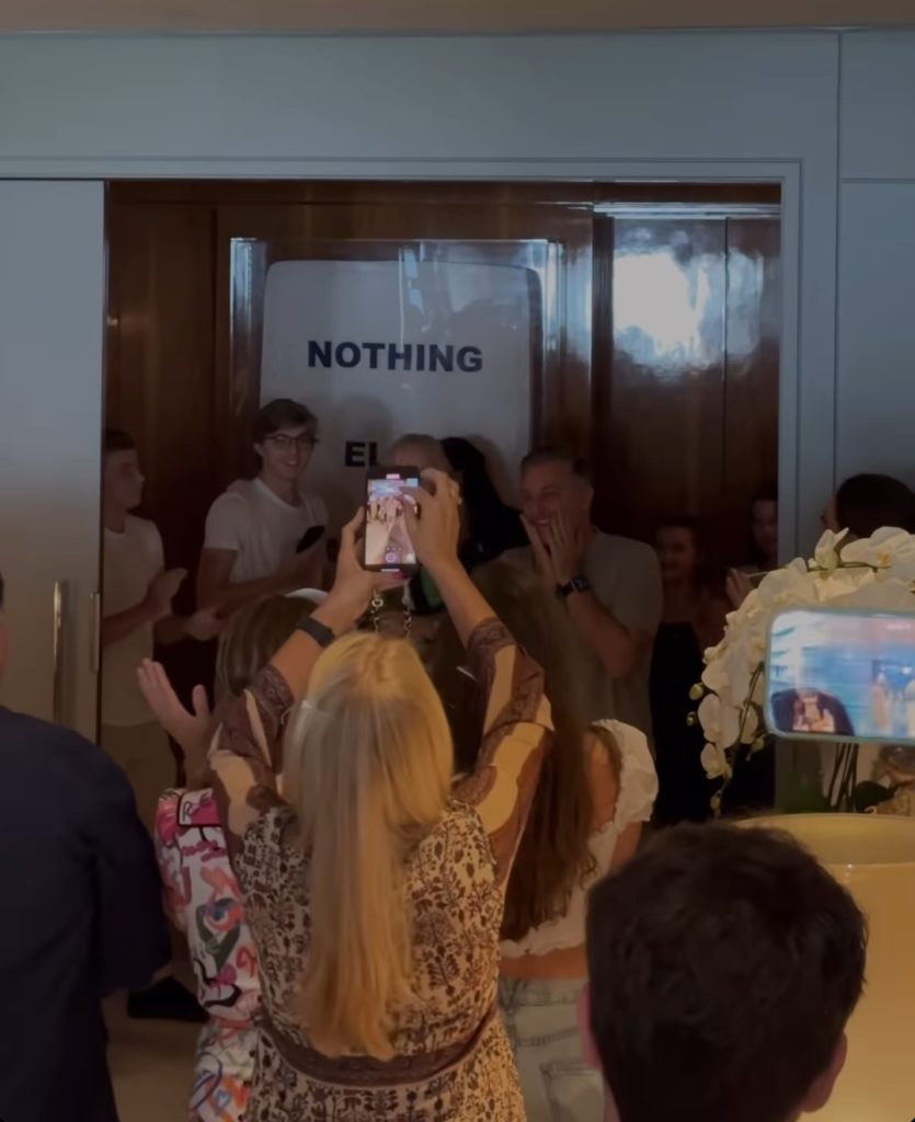 Luciano Huck ganha festa surpresa de amigos e familiares 