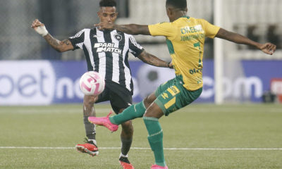 Tchê Tchê e Jonathan Cafú disputam bola em Botafogo e Cuiabá