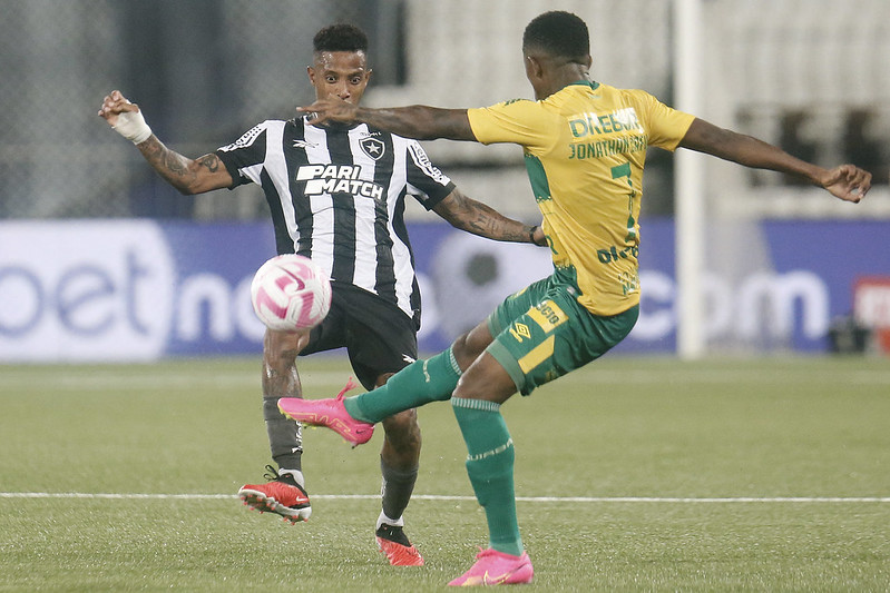 Tchê Tchê e Jonathan Cafú disputam bola em Botafogo e Cuiabá