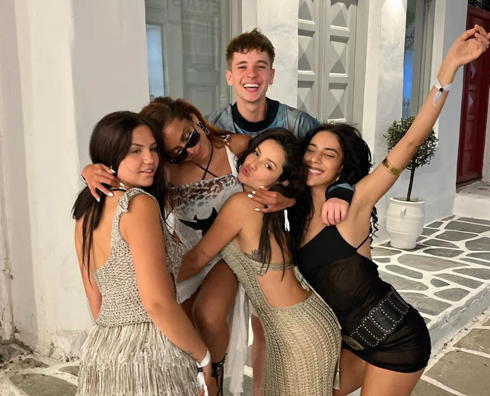 Anitta, Juliette, Marina Sena e alguns amigos