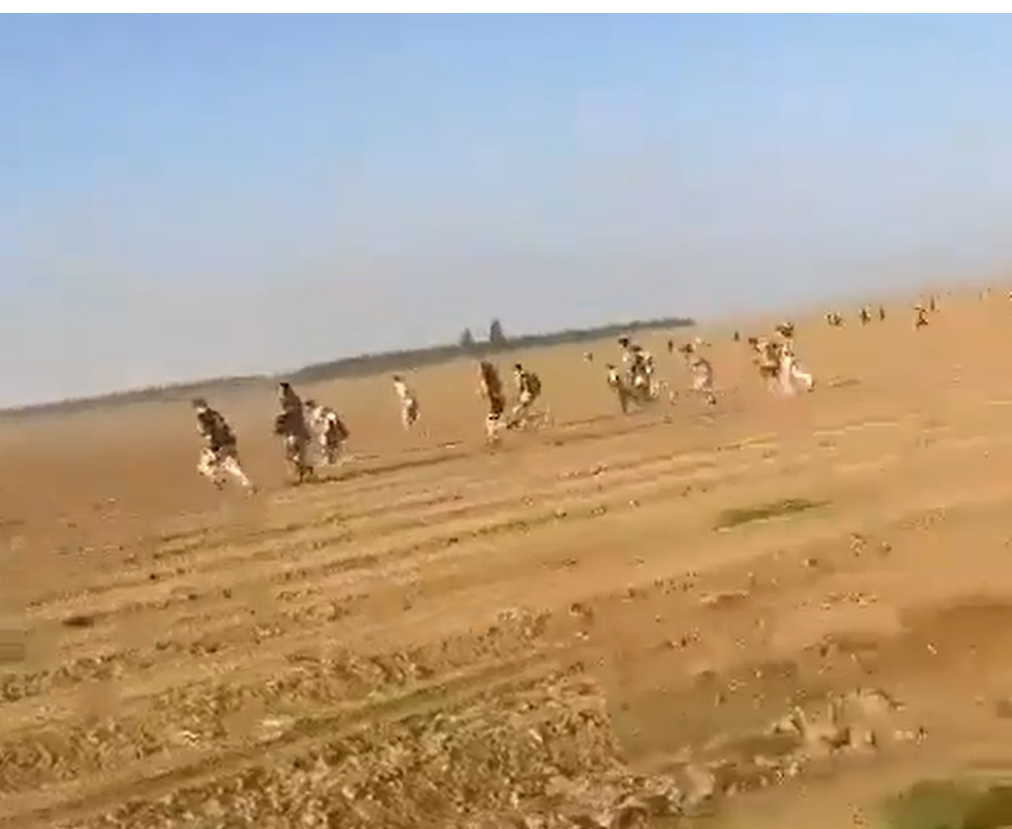 Pessoas correndo no deserto em Israel