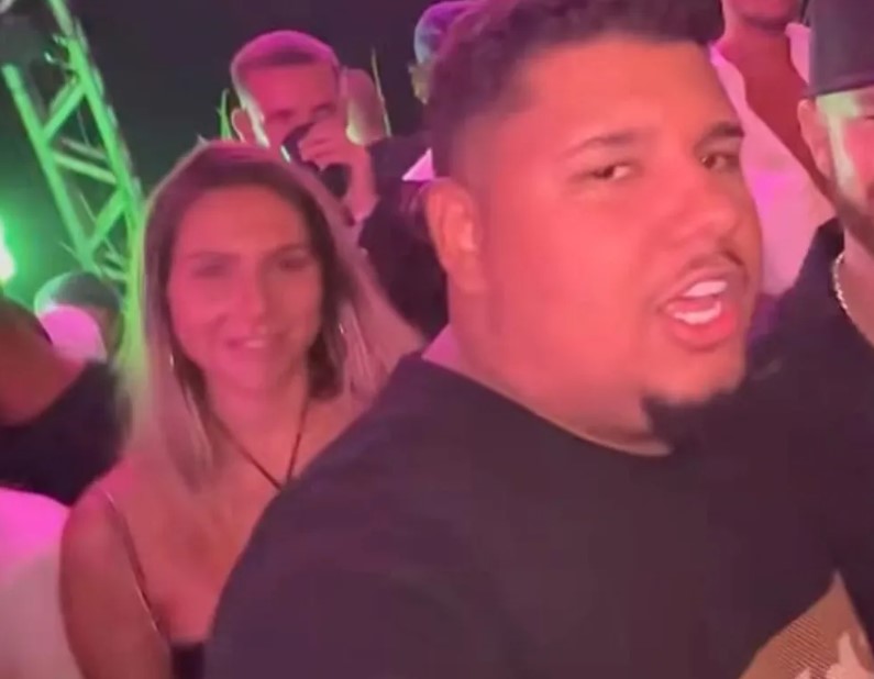 Carol Portaluppi ao lado de Leo Pereira em festa no Rio de Janeiro.