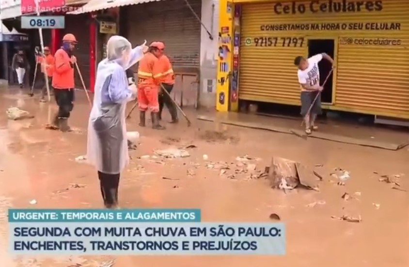 Comerciante joga lama em repórter da Record ao vivo