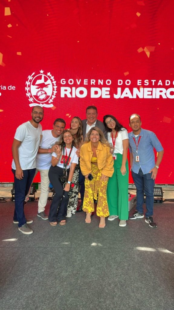 Parte da equipe de jornalista da Rádio Tupi ao lado do comunicador Mário Belisário