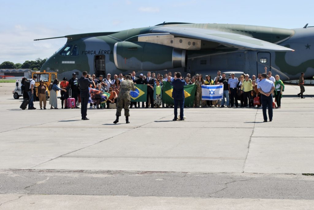 Brasileiros resgatados em Israel chegam ao Rio