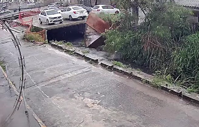 Idosa é arrastada em correnteza na Baixada após casa desmoronar