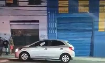 Carro onde estavam os primos baleados Foto: Reprodução)