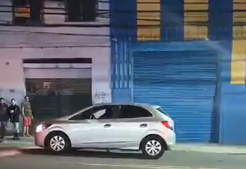 Carro onde estavam os primos baleados Foto: Reprodução)