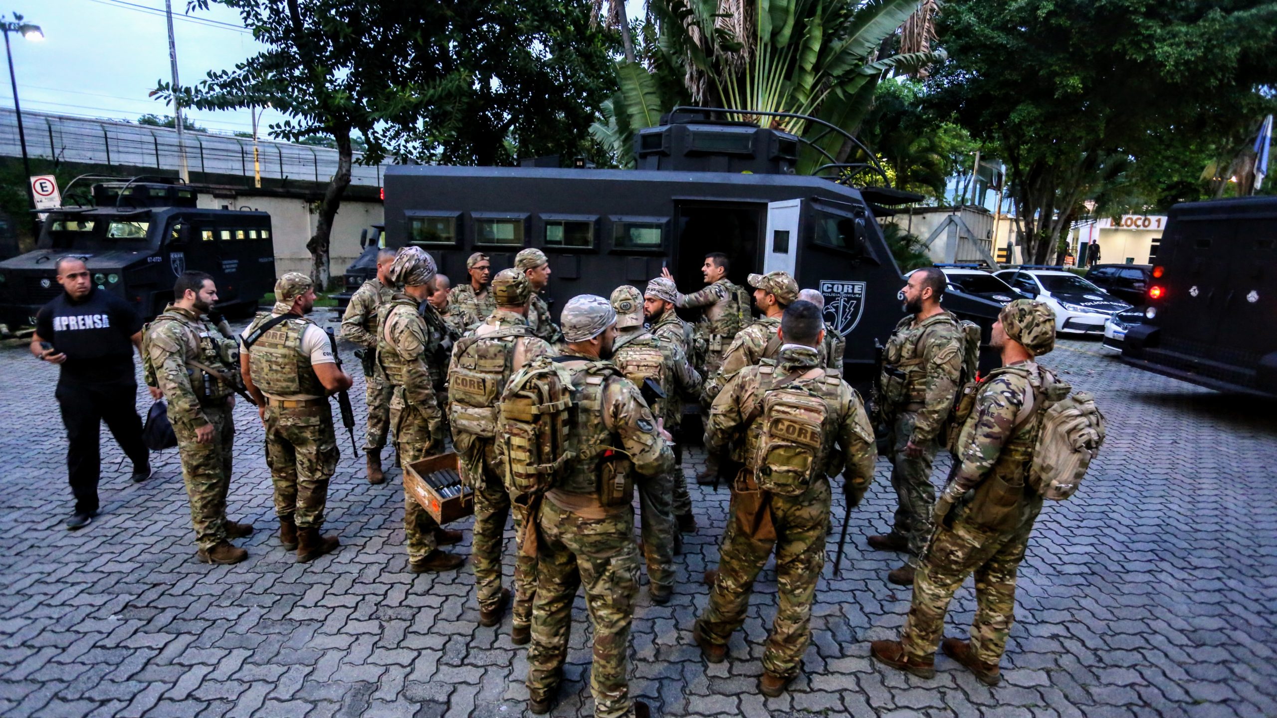 Policiais atuam nos Complexos da Maré, da Penha e na Cidade de Deus