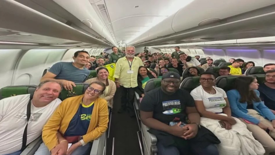 Passageiros brasileiros em voo da FAB que partiu de Israel