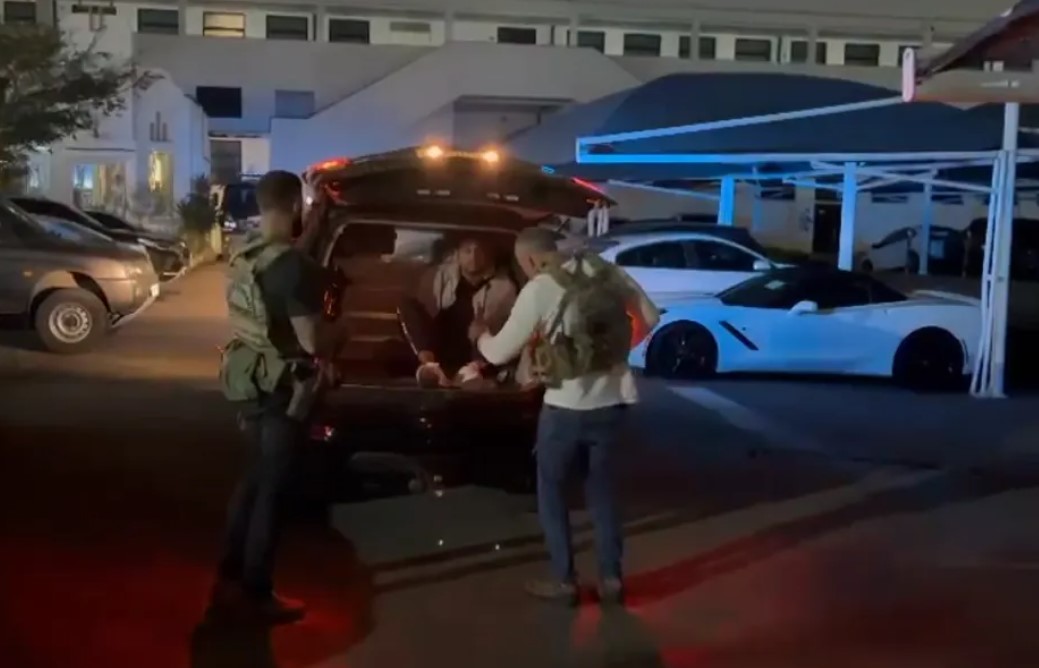 Peterson Luiz de Almeida, vulgo Pet ou Flamengo, sendo preso