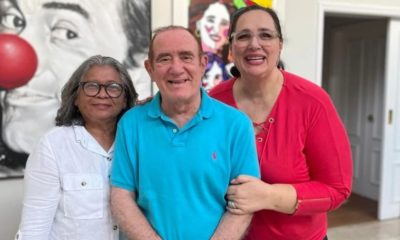 Ranato Aragão ao lado da esposa e de Marlene Mattos
