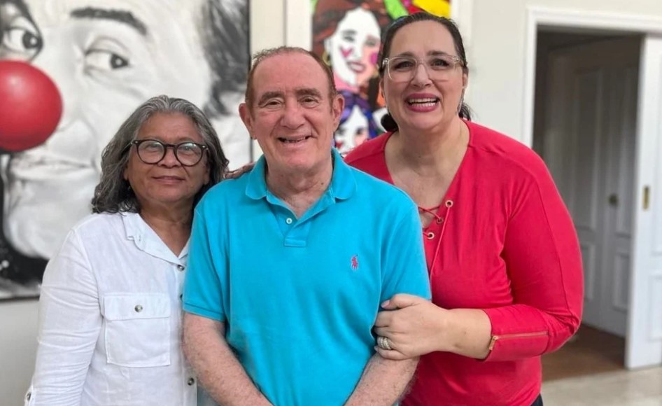 Ranato Aragão ao lado da esposa e de Marlene Mattos