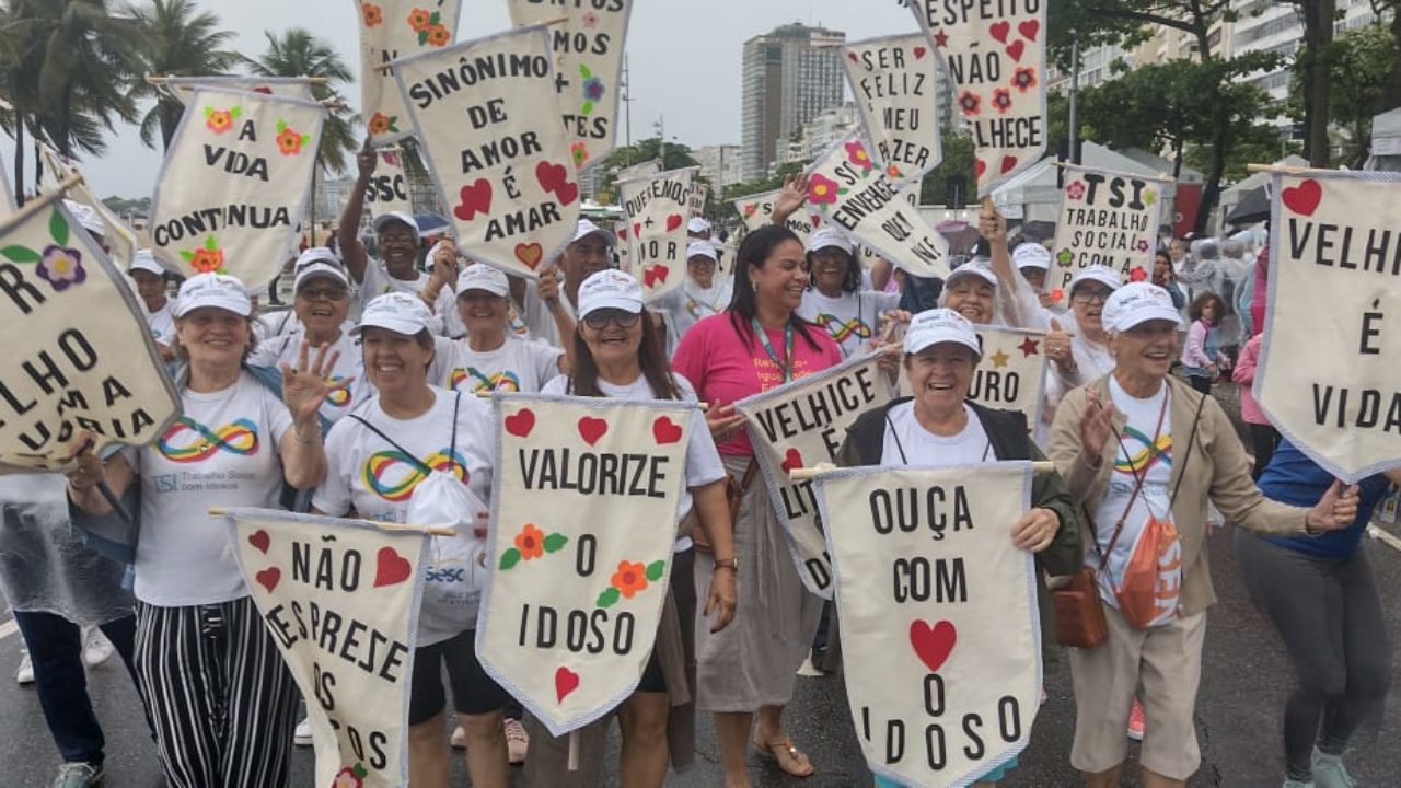 FIERJ celebra 70 anos e participa da Caminhada em Copacabana – B