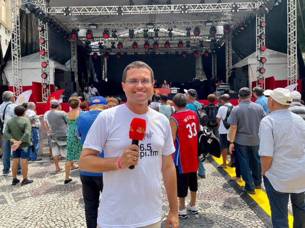 Repórter Cyro Neves no aniversário de 88 anos da Rádio Tupi
